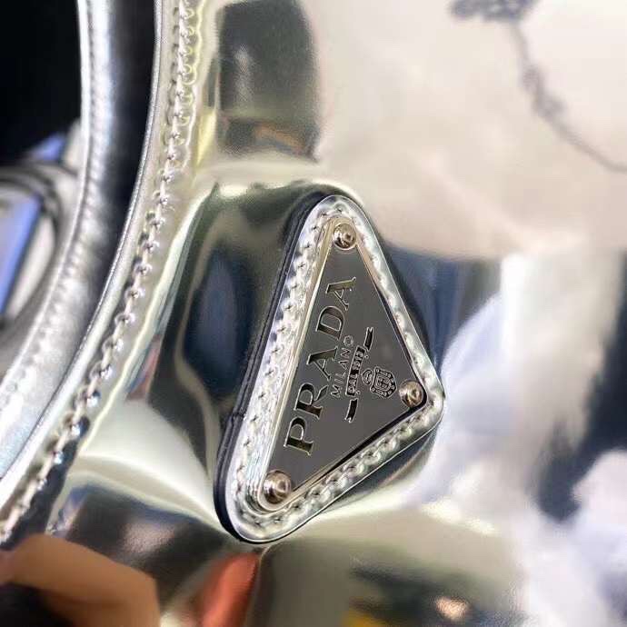 프라다 클레오 브러시 레더 실버 숄더백 1BC156